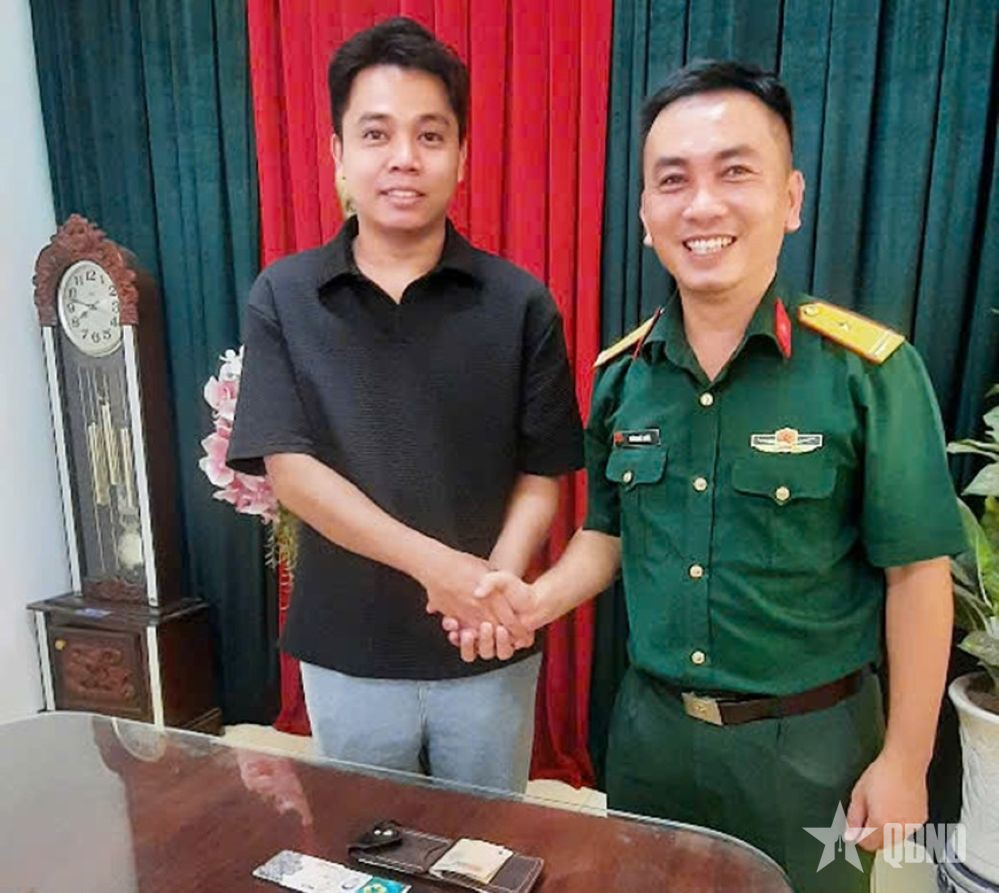 Thiếu tá Hoàng Bá Thuận trao trả tài sản cho người đánh rơi